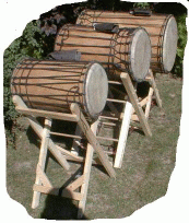 Das Basstrommel-Set auf Staender. die kleine, hohe Kenkeni, die mittlere Sangban und die tiefe Dununba 